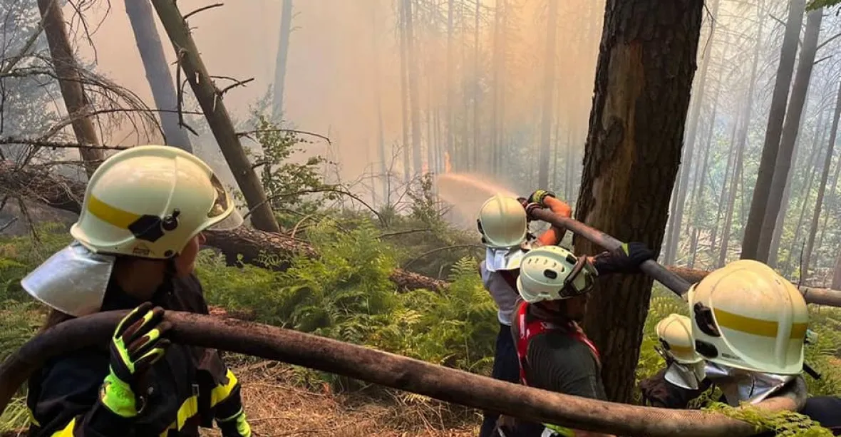 Lesní požár už zasáhl 1000 hektarů. Kouř byl opakovaně cítit v Praze i dalších vzdálených místech