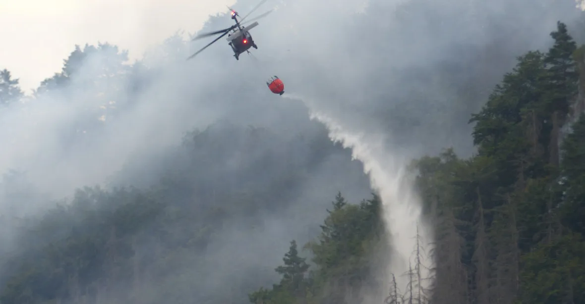 Ohniska požáru jsou pod kontrolou díky vrtulníkům. Hoří i na německé straně parku