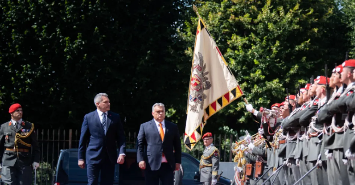 „Nezdá se mi, že by se Maďarsko odchylovalo od postoje EU,“ zastal se Nehammer Orbána