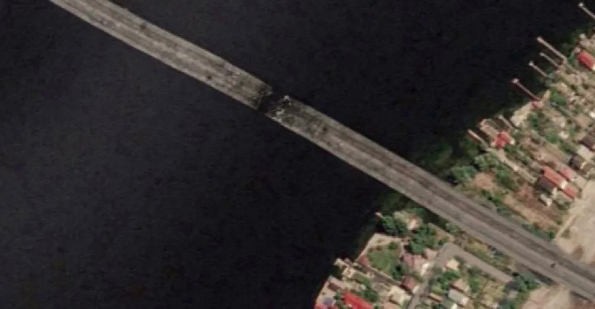 Rusko u Chersonu dokázalo nahradit zničené mosty, využilo pontony, varuje Londýn