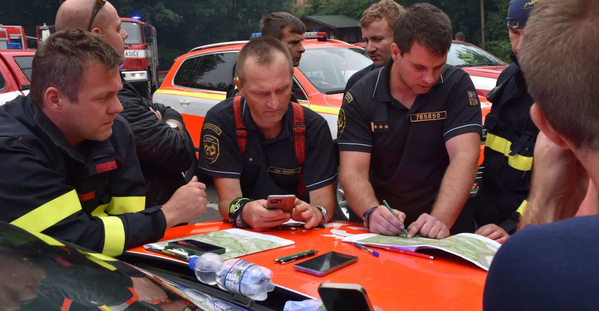 V akci u požáru v Hřensku už je 700 hasičů, místo skropil jen slabý déšť
