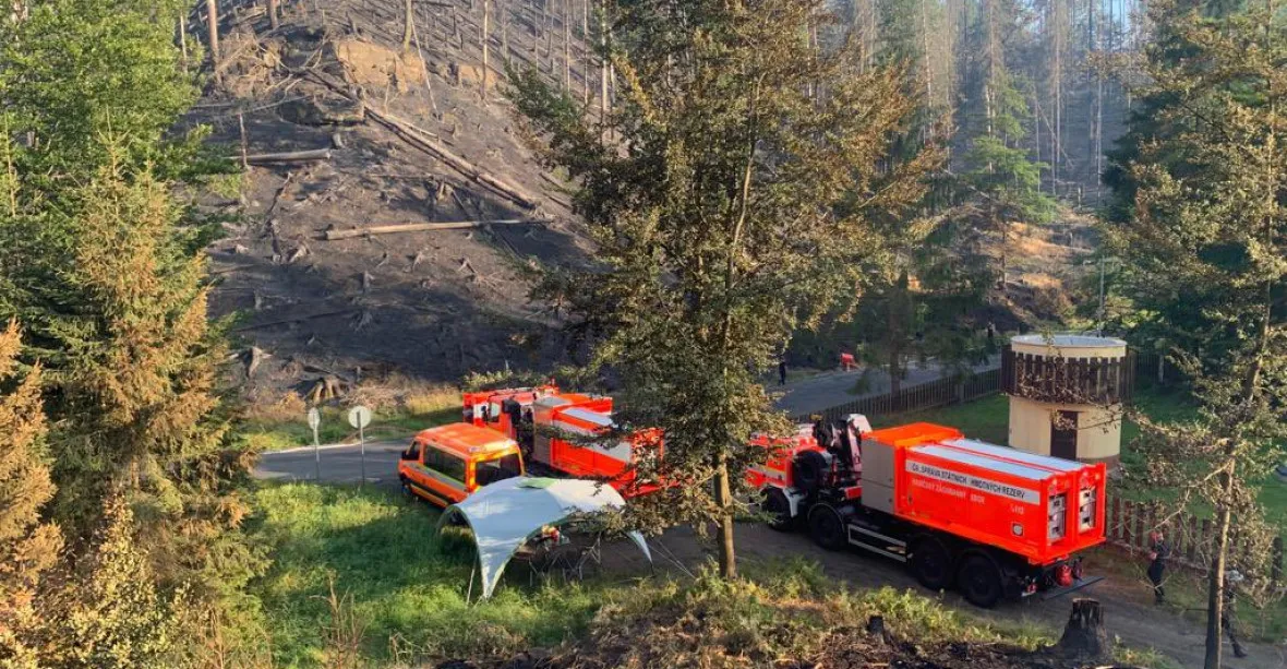 Při hašení požáru v Českém Švýcarsku se zranilo 8 hasičů. Jeden spadl ze skály