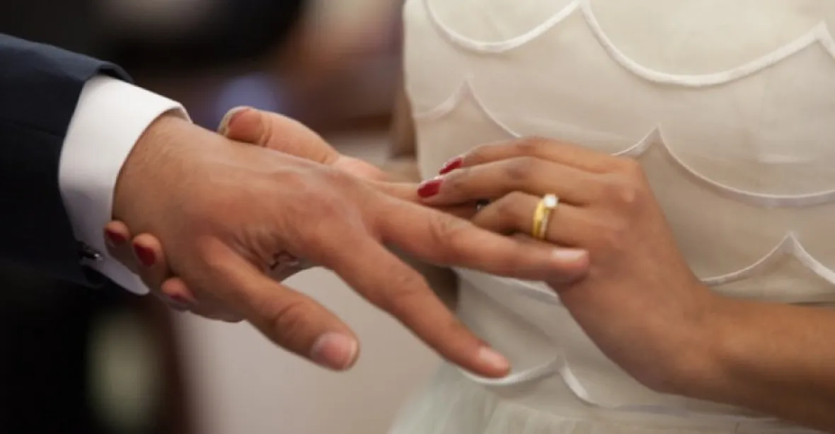 „Spustil se sprostý lynč.“ Ze sněmovny se šíří spor o zakotvení manželství v Ústavě