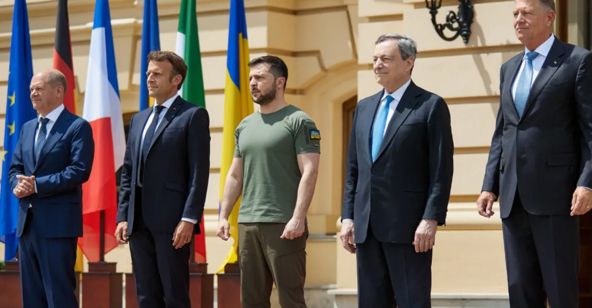 Postaráme se o potrestání zločinů na Ukrajině, řekl Macron Zelenskému
