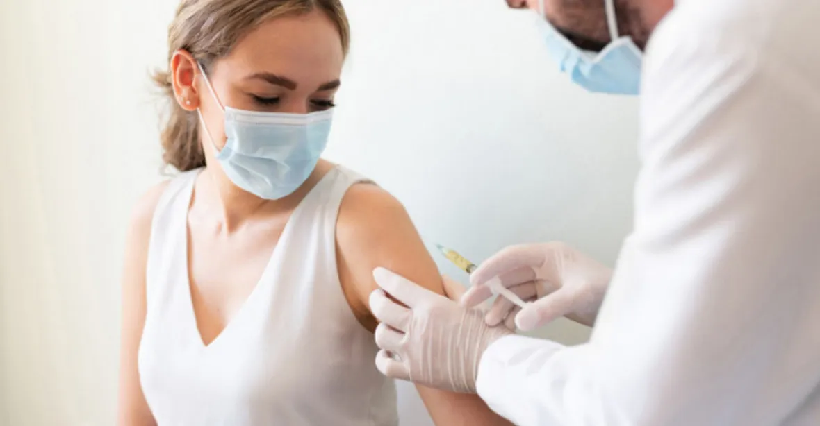 „Očkování, očkování, nic jiného vás neochrání,“ rýmuje Válek. Část vědců je proti