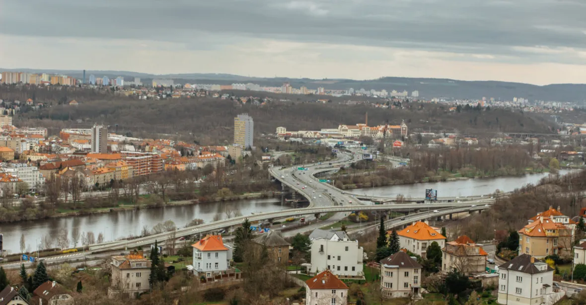 Oprava Barrandovského mostu v Praze má zpoždění. Byla nasazena třetí směna