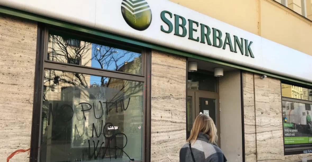 Obce, které utopily miliardy ve Sberbank, už dotuje stát. Úřady majetek banky nezmrazí