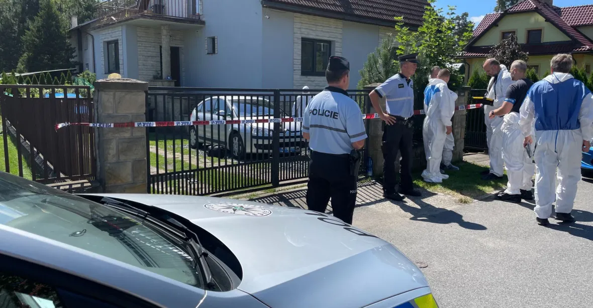 Tragédie v Rožnově: muž zastřelil svou družku a své děti. Pak i sebe