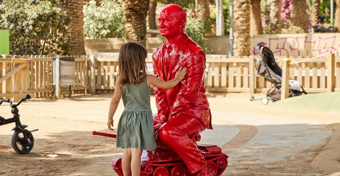 Červený Putin láká děti. Podívejte se na novou atrakci Central Parku