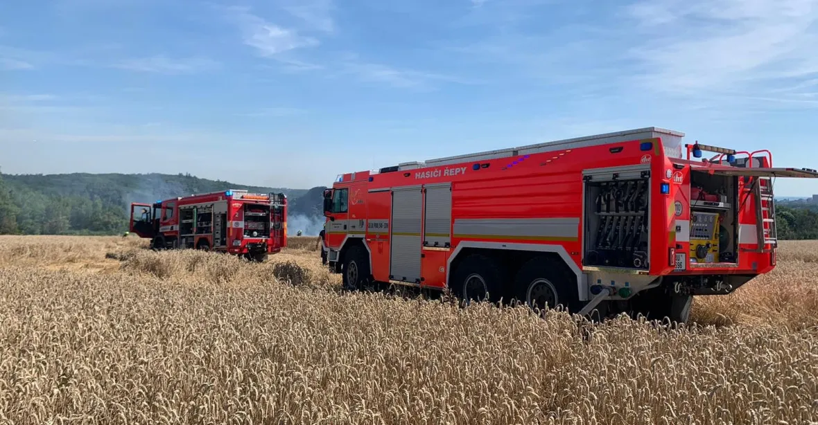 Požár u Divoké Šárky v Praze. Zasahuje několik jednotek hasičů