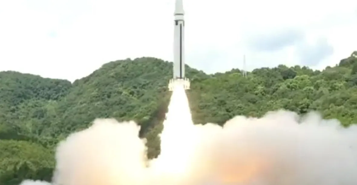 Ostrá střelba, rakety. Čína vyslala bojová letadla přes dělicí linii k Tchaj-wanu