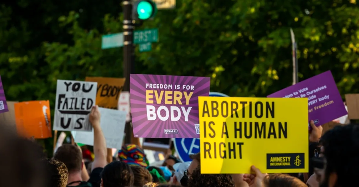 První americký zákaz potratů. V Indianě mají výjimku jen znásilněné nezletilé dívky