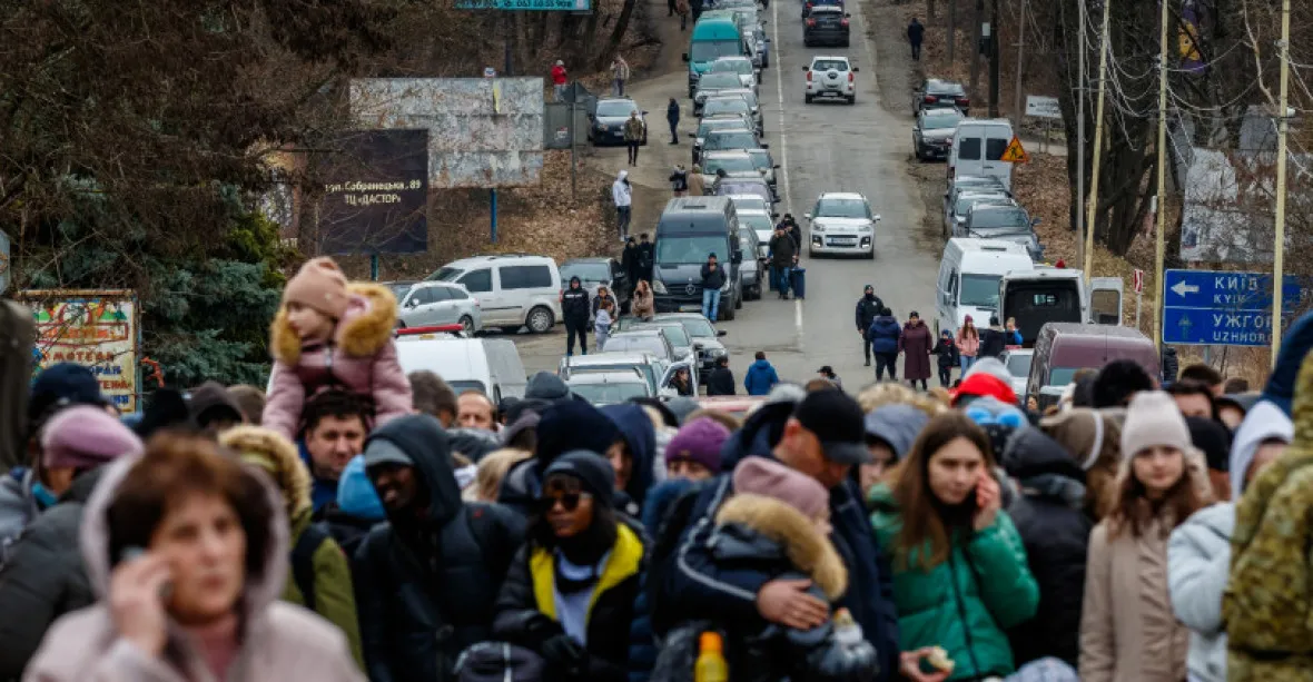 „Zelený koridor.“ Ukrajinci se boří do bláta na cestě za rodinami ve válečné zóně