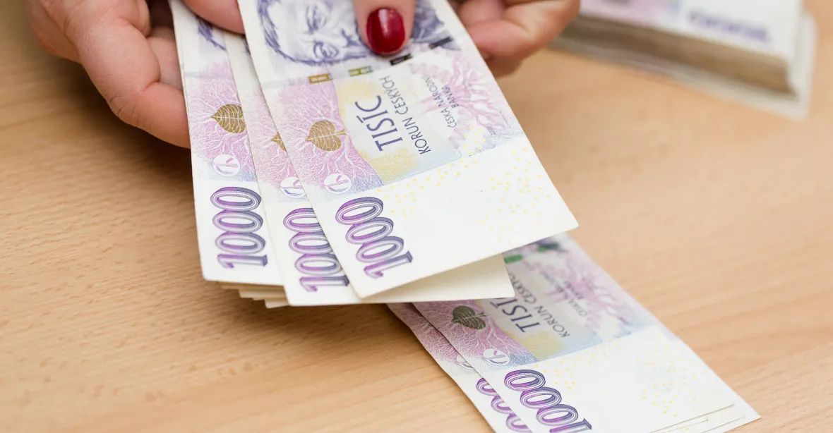Průměrná mzda v Česku stoupla o 7 procent na 49 166 Kč