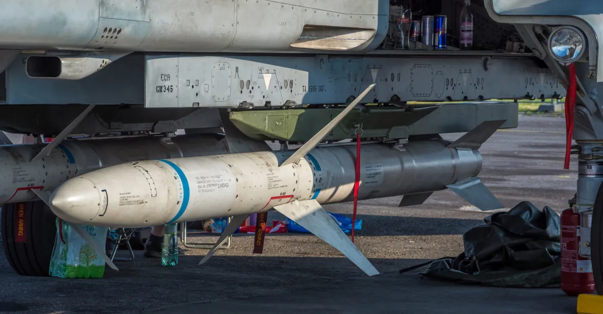 USA poslaly Ukrajině dalekonosné rakety vzduch-země. Slíbily další munici za miliardu dolarů