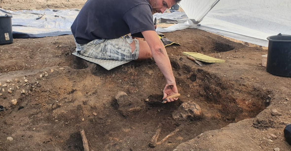 Archeologové našli pod Řípem unikátní pravěkou mohylu se svatyní