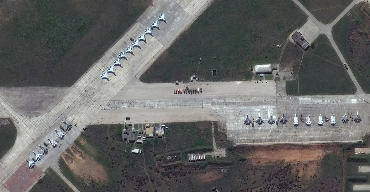 Černý den pro ruské letectvo. Záběry ukazují trosky základny na Krymu po explozi
