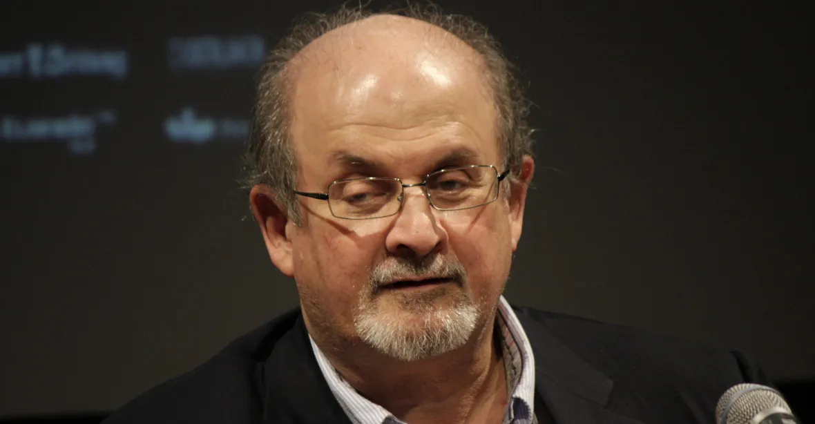 Tisíckrát bravo, chválí íránský list útok na „odpadlíka od víry“ Salmana Rushdieho