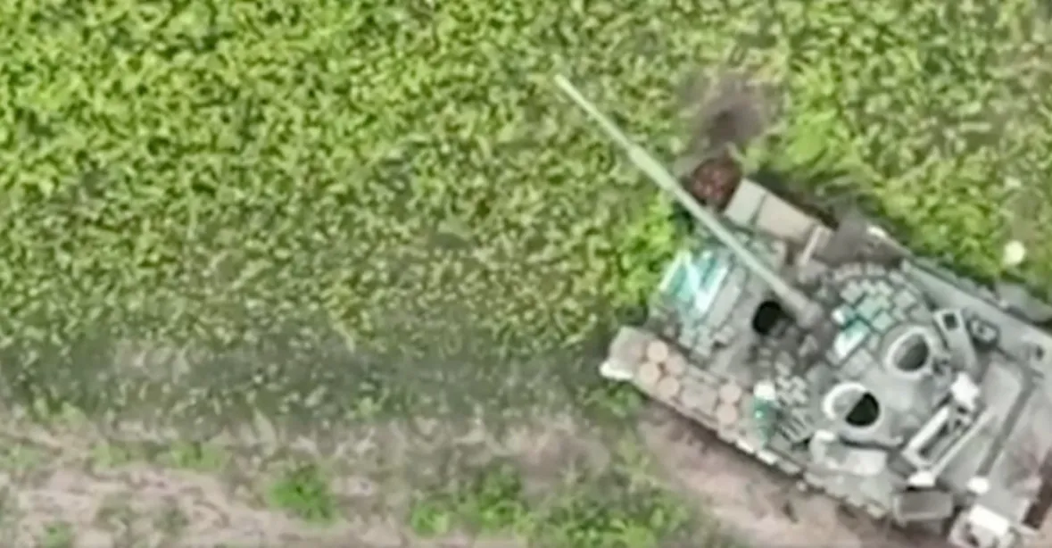 VIDEO: Jako rána z čistého nebe, Ukrajinci shazují bomby z dronů