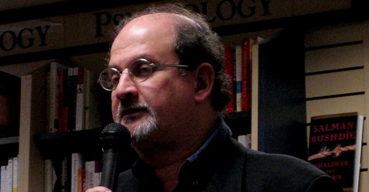 Kdo by myslel na Rushdieho?
