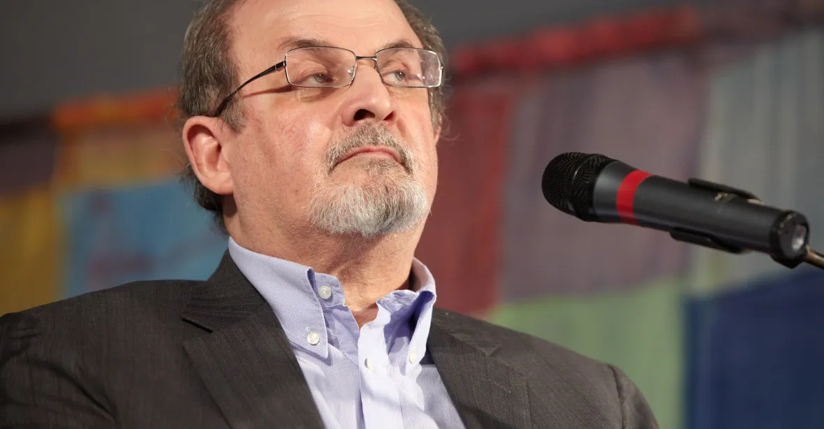 Rushdie si může za napadení sám, prohlásil Írán