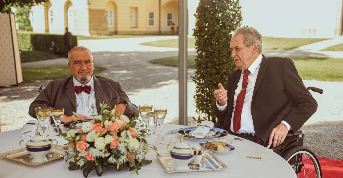 Překvapivá návštěva v Lánech. Zeman pozval na oběd svého rivala Schwarzenberga