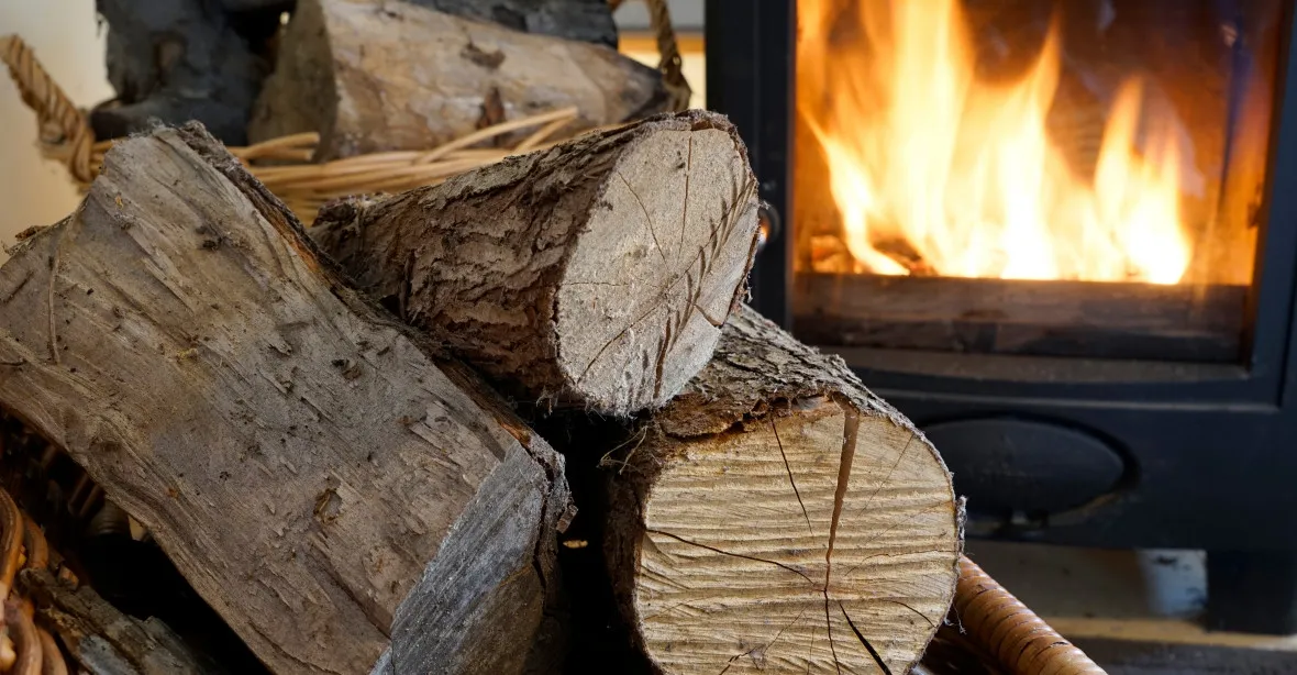 Přípravy na krutou zimu: lidé se zásobí dřevem, z krbů je nedostatkové zboží