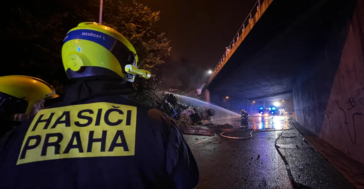 Kamion v Praze sjel v noci z mostu. Skončil v plamenech