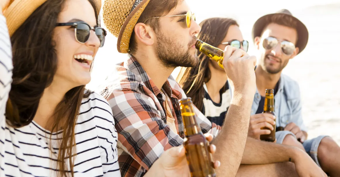 Mladí pijí méně alkoholu, mohou tak přicházet o zážitky, myslí si psychologové