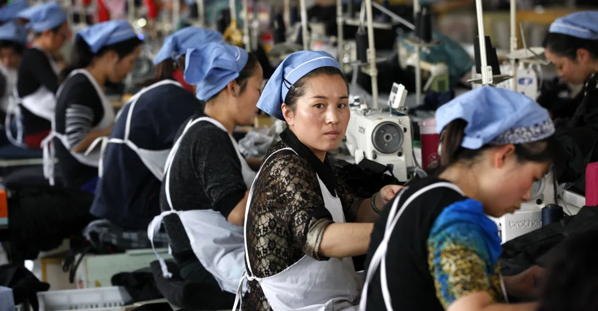 Čína opět zavírá své továrny a narušuje globální výrobní řetězce