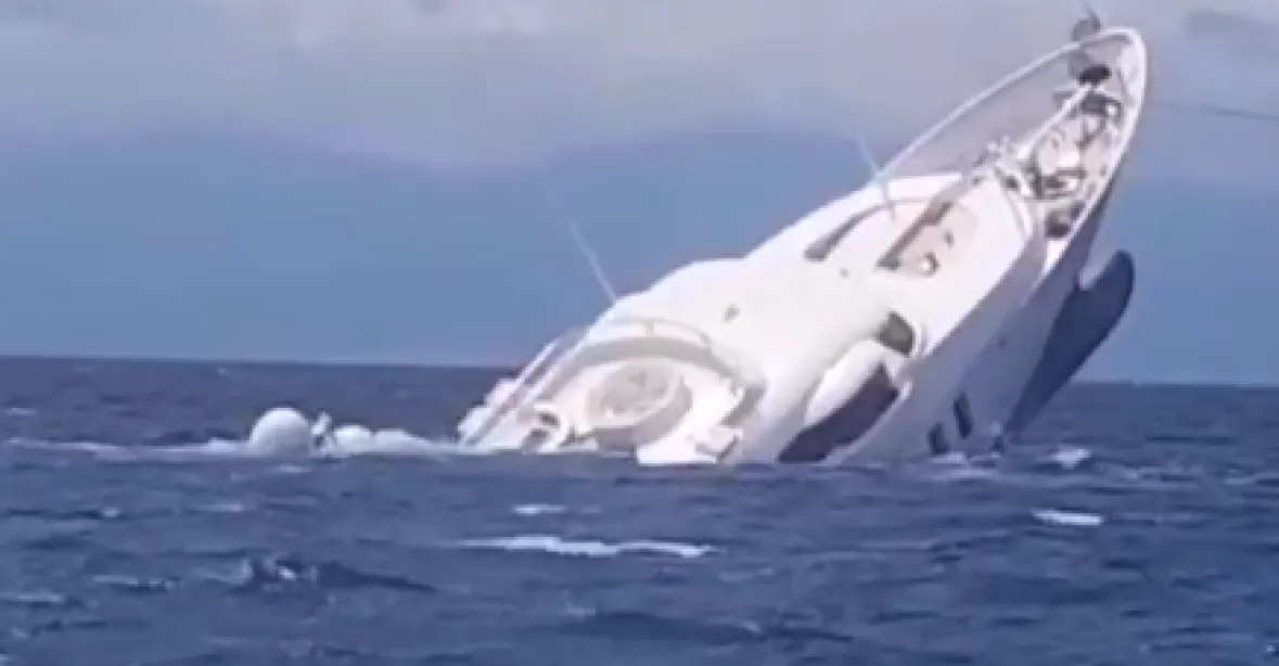 VIDEO: U Itálie se z nejasných důvodů potopila luxusní jachta