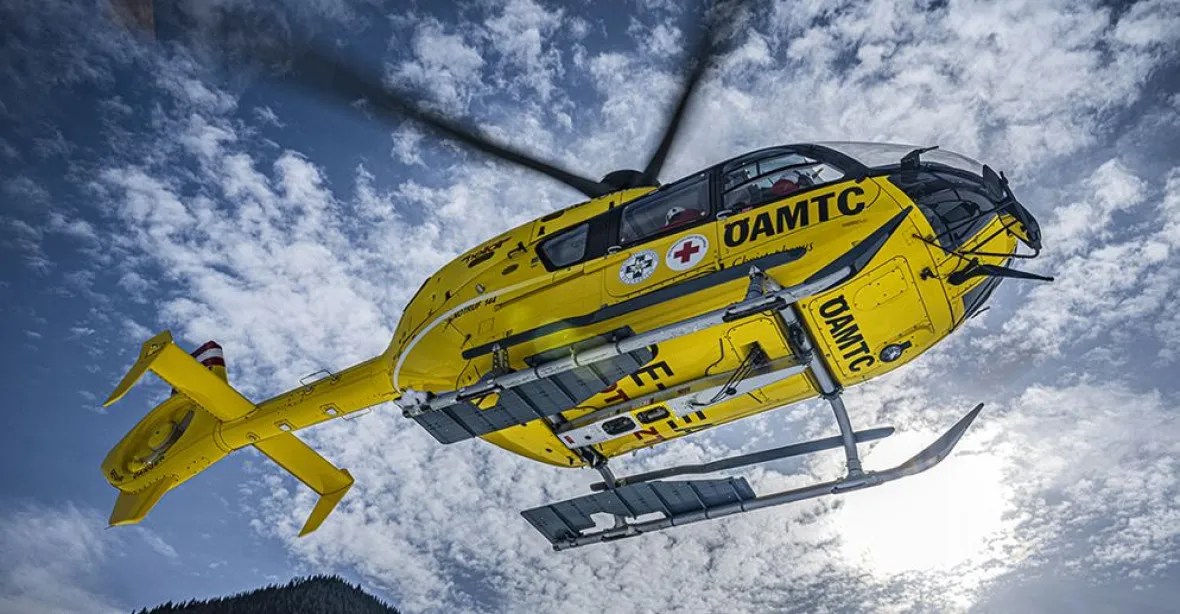 Dramatická záchrana v Alpách. Pro pět Čechů na skále letěl vrtulník