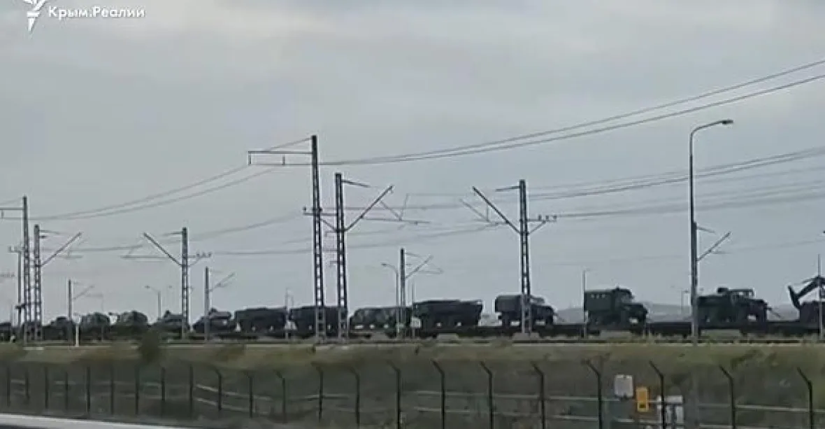 Rusové přesouvají na Krym množství nových tanků, BVP a houfnic