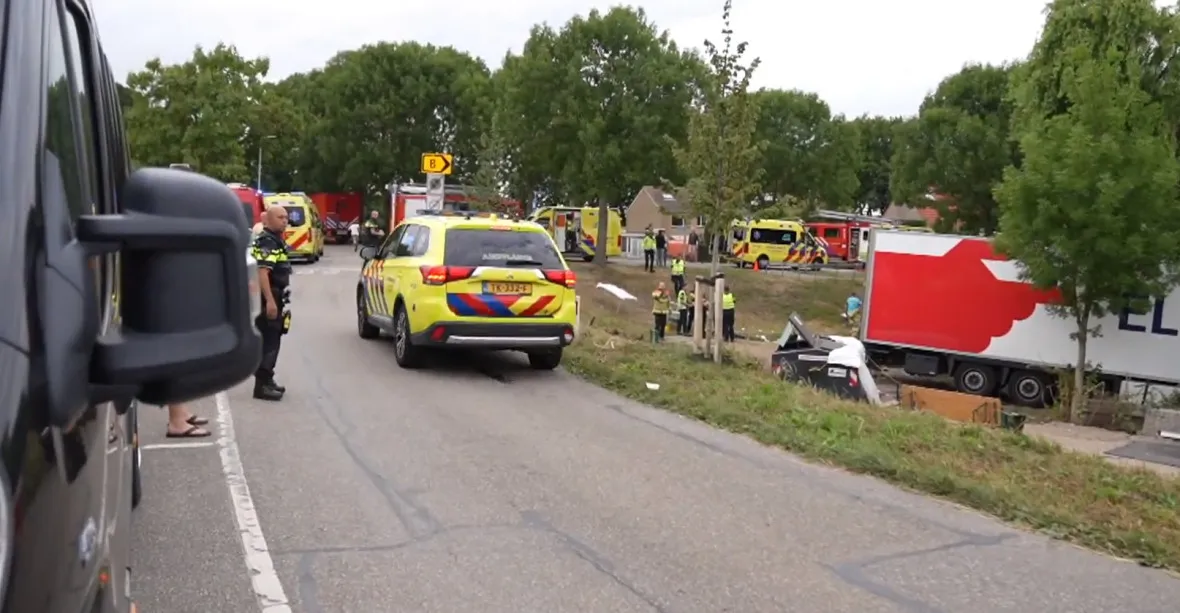 Nákladní auto na jihu Nizozemska vjelo do pouliční oslavy, zemřelo šest lidí