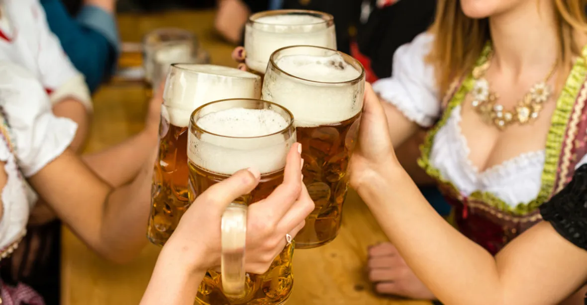 Oktoberfest se vrací, ceny piva ale nepotěší. Za tuplák dají návštěvníci i více něž 13 eur
