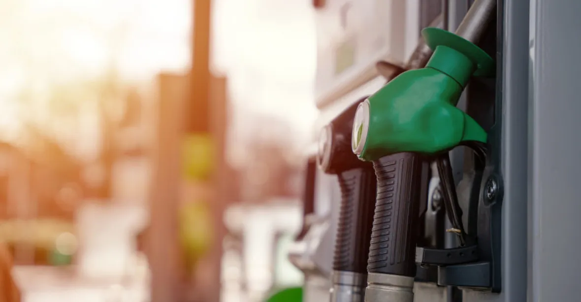 Němečtí řidiči zažili cenový šok, benzin přes noc zdražil v přepočtu o 10 korun