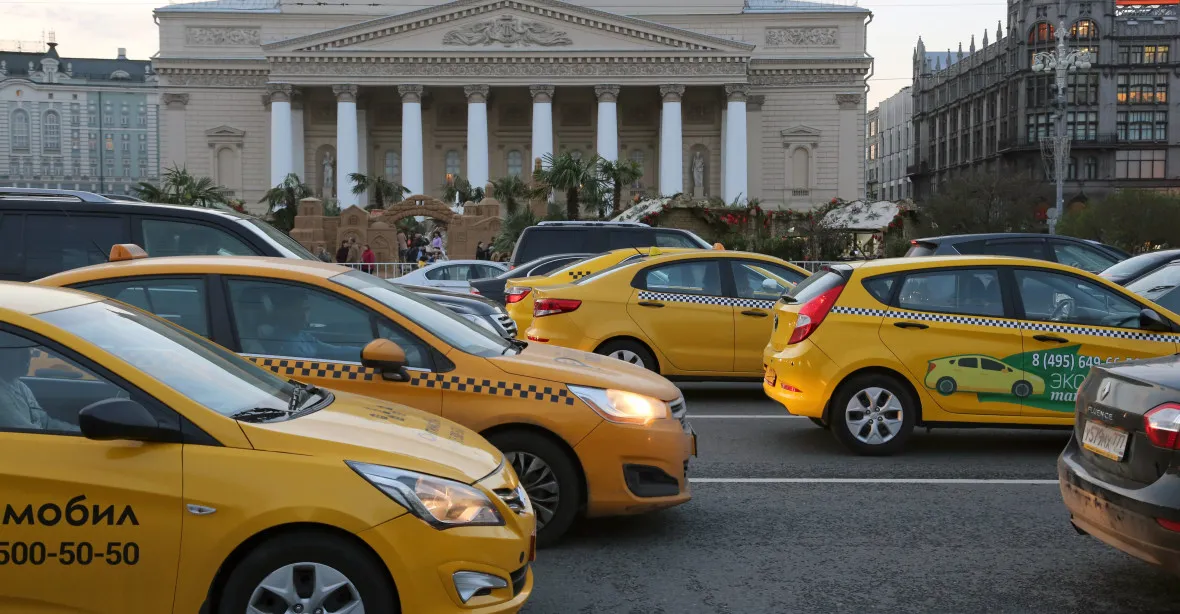 VIDEO: Dopravní kolaps v Moskvě, hackeři svolali všechny taxíky k hotelu Ukrajina