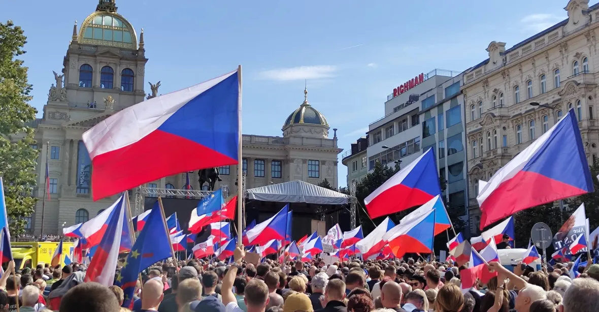 Na 70 000 lidí na Václavském náměstí žádalo demisi vlády a řešení energií