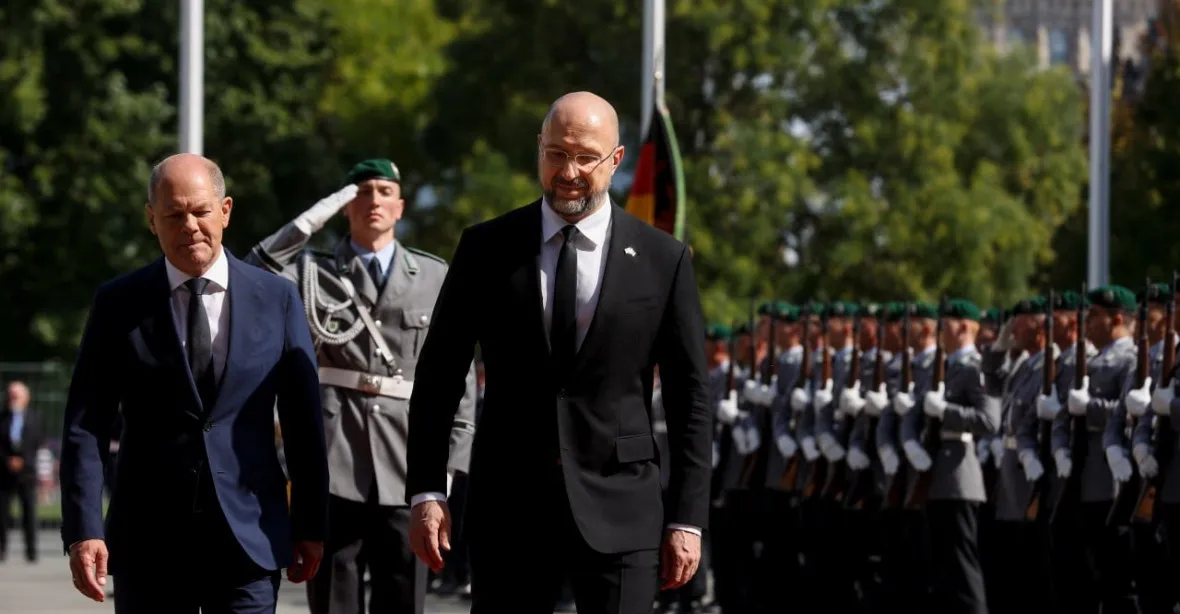 Ukrajinský premiér Šmyhal v Berlíně prosil o další těžké zbraně, včetně tanků