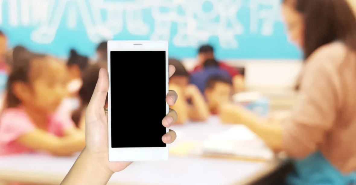 Přísné zákazy mobilů ve školách. Podle Australanů ohrožují vzdělávání dětí