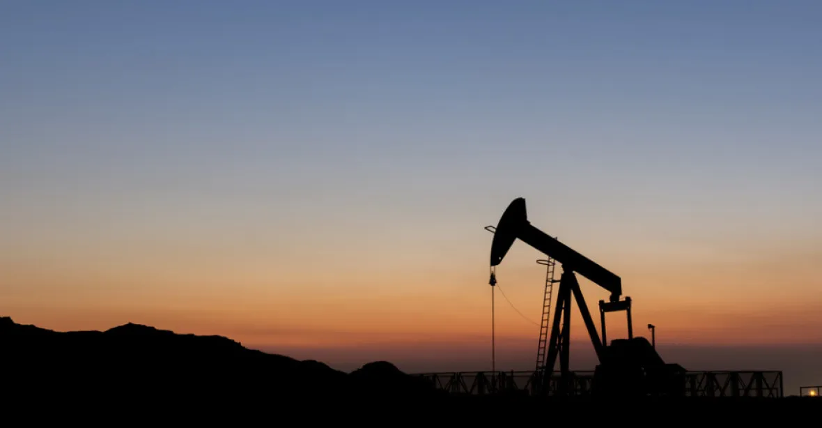 OPEC a Rusko sníží těžbu ropy o 100 000 barelů denně