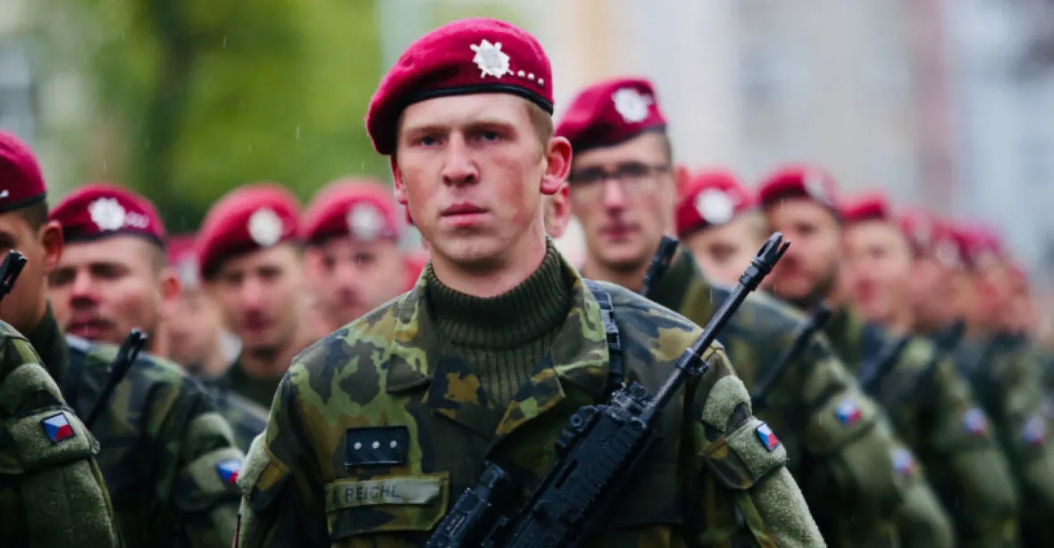 Východní hranici NATO může bránit 1200 českých vojáků, rozhodla Sněmovna
