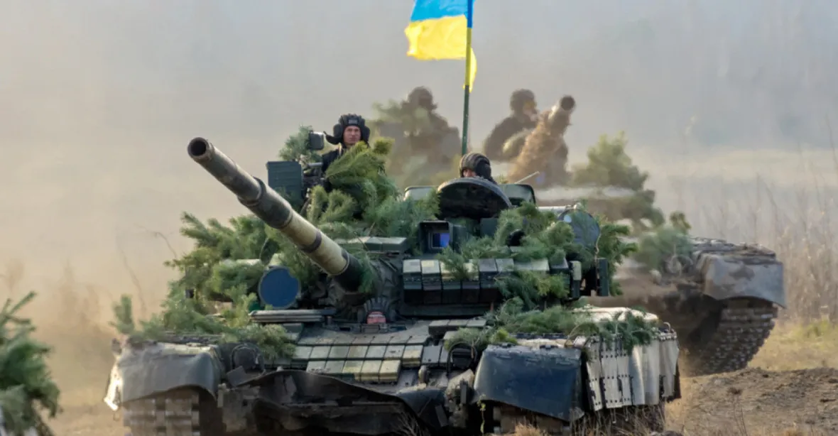 Linie u Charkova prorazilo 15 tanků. Ukrajinci ženou Rusy údajně 50 km na východ