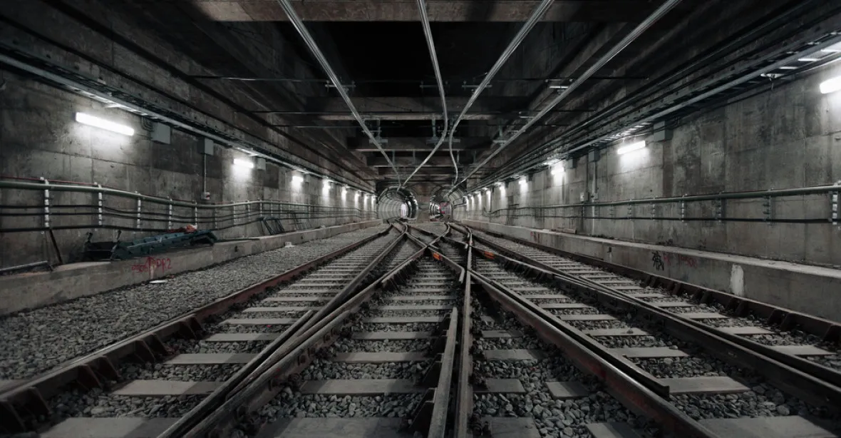 VIDEO: Lidé v Charkově procházeli temným metrem. Mohl za to útok Rusů na elektrárnu