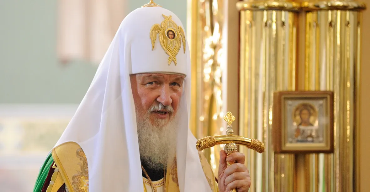 „Osudová mise, těžké období.“ Patriarcha Kirill vyzval k modlitbám za Putina a armádu