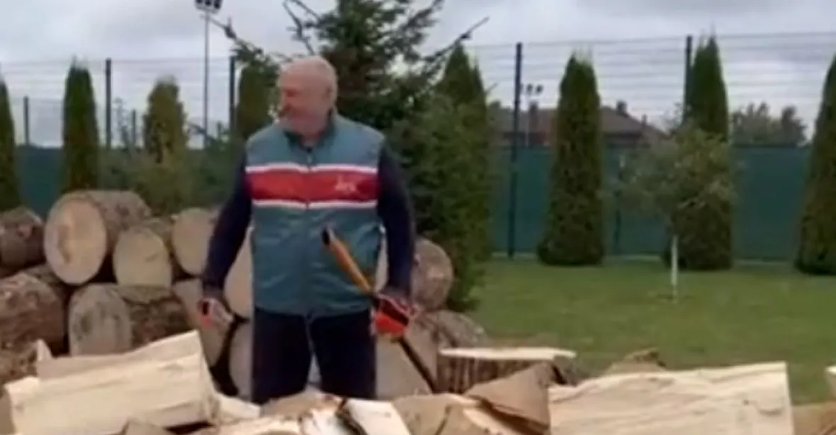 „Nenecháme naše bratry zmrznout“. Lukašenko na videu štípe dřevo pro Evropu