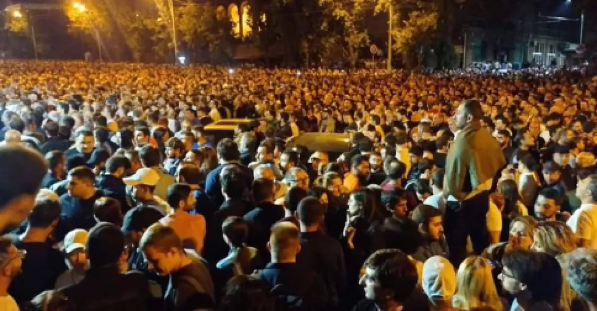 „Budeme proklínáni a nazýváni zrádci.“ Tisíce Arménů vtrhly do ulic po projevu premiéra