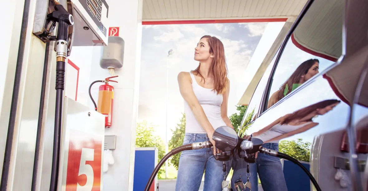 Benzín je nejlevnější od března, ceny paliv mají padat dál