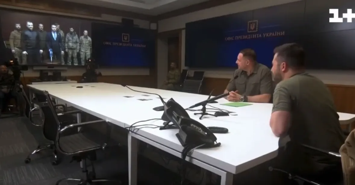 Nečekaná výměna zajatců. Rusko vydalo i velitele pluku Azov, Ukrajina separatistu Medvedčuka