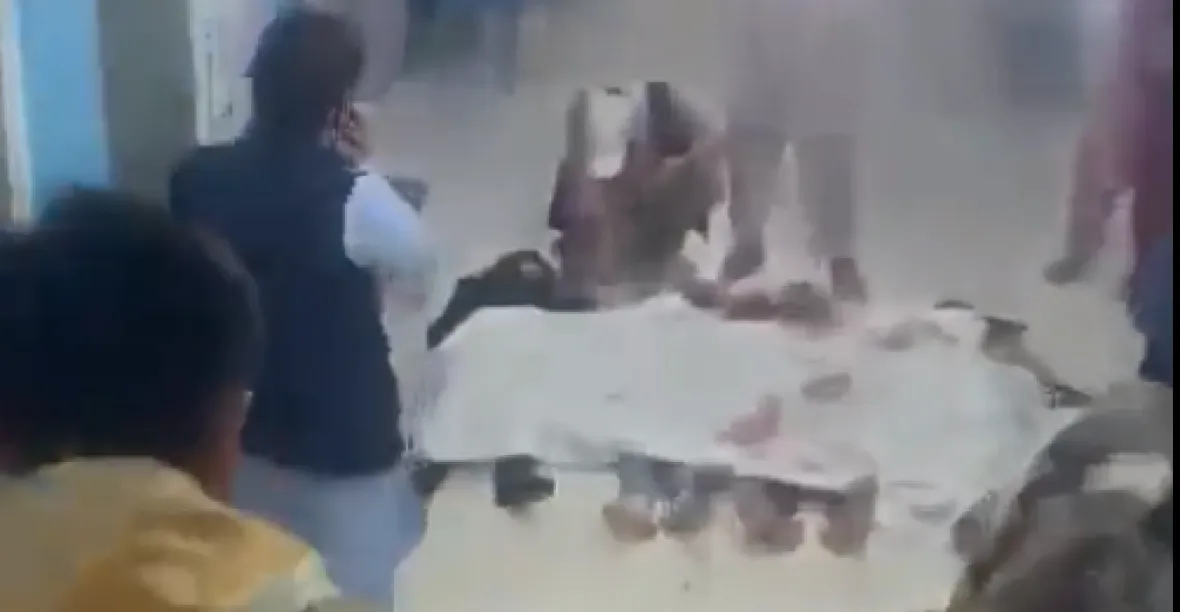 VIDEO: Sebevražedný útok u přijímacích zkoušek ve škole v Kábulu. Na místě je nejméně 19 mrtvých